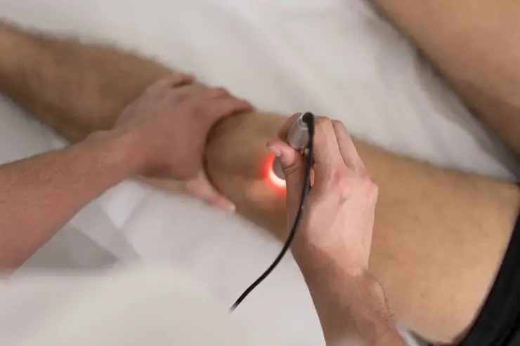 Laser luč na kolenu
