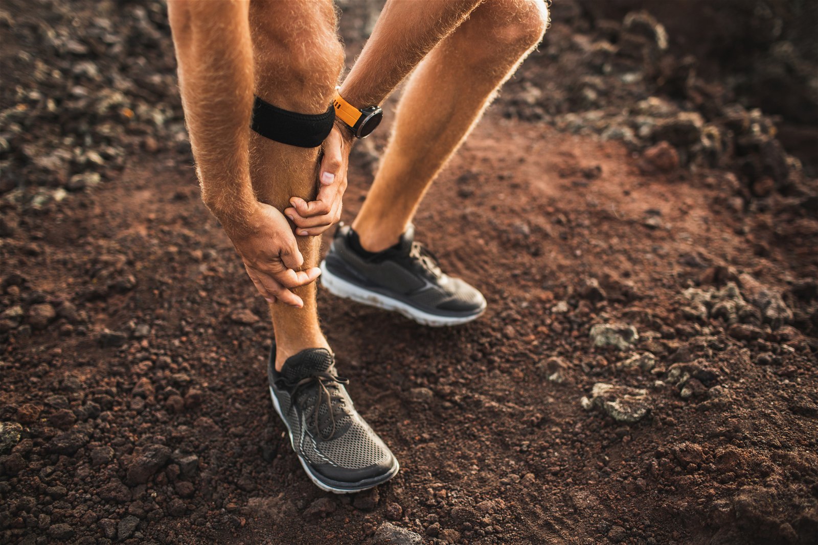 Hoja v gore in bolečine v kolenih – zakaj do njih pride in kako jih odpraviti?