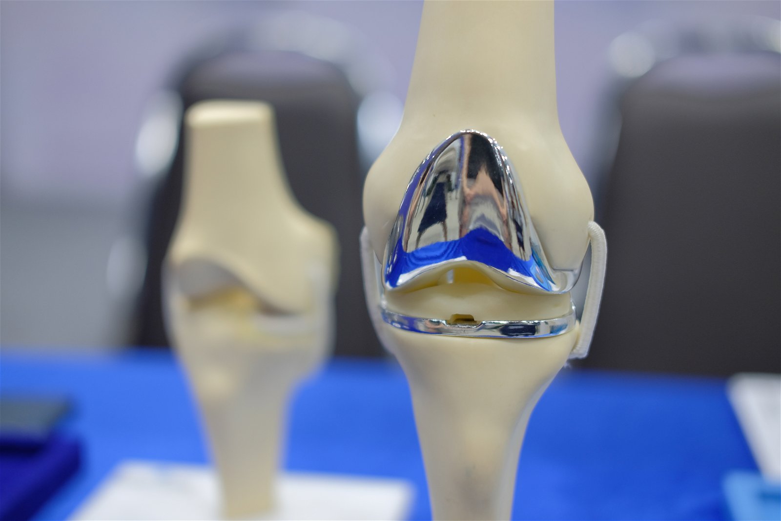 Total endoprosthesis of the knee