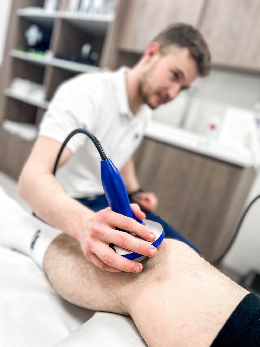uporaba fizioterapevtskih orodij pri rehabilitaciji kolena