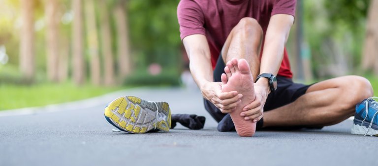 Bolečine v stopalu – kaj je lahko narobe?