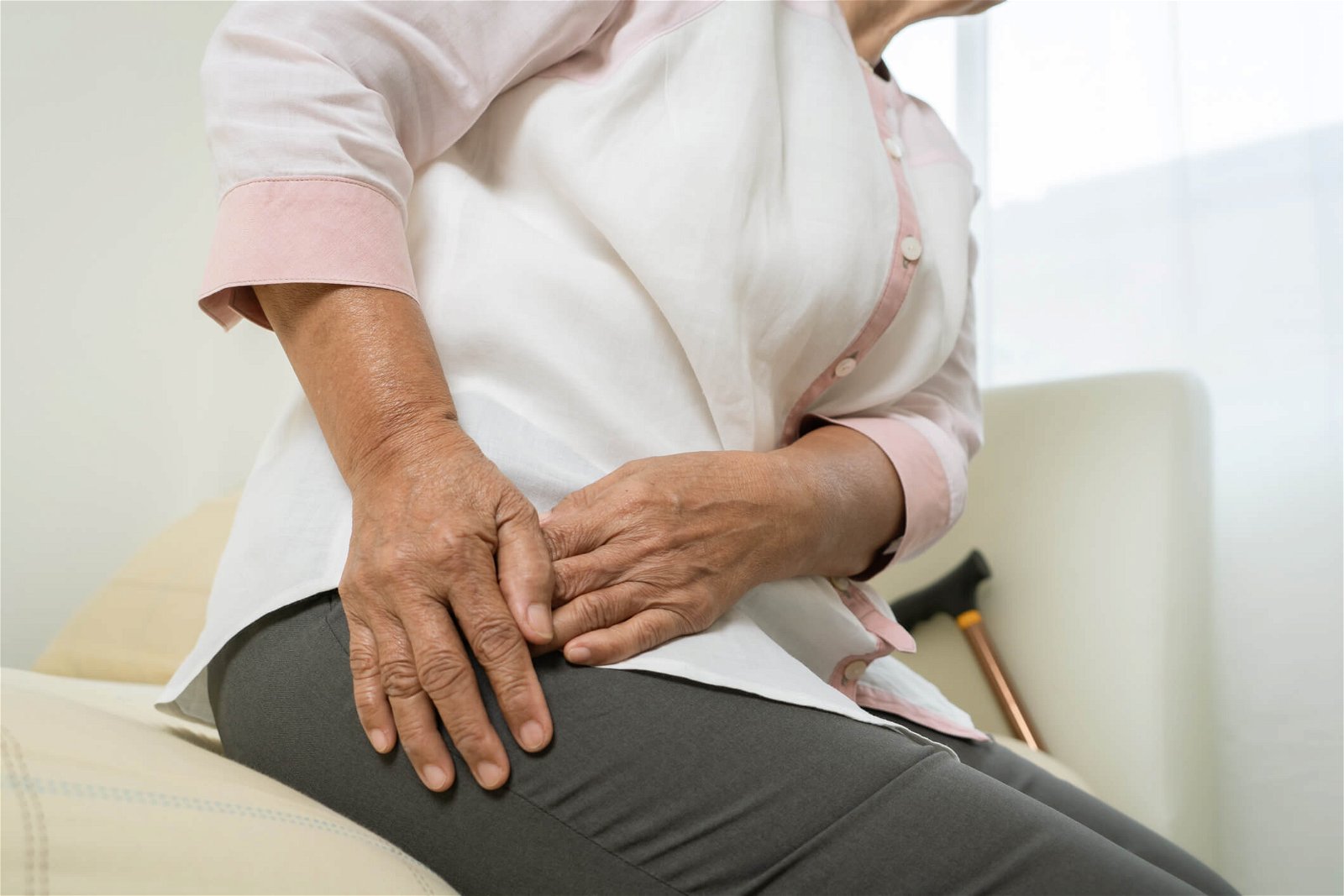Bolečine v kolku in medenici pri starejši ženski